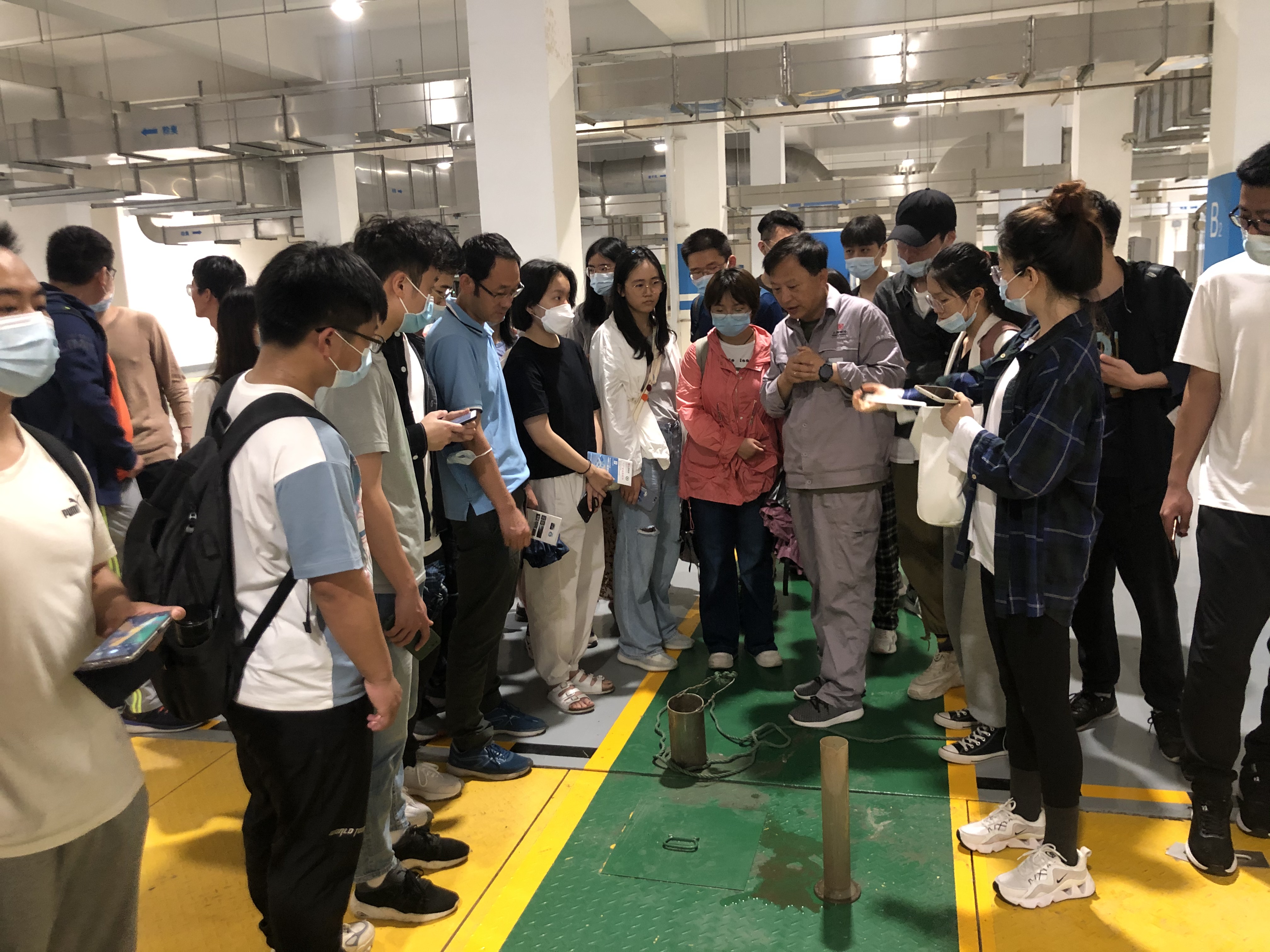 华师大二附中参观虹桥污水厂.jpg